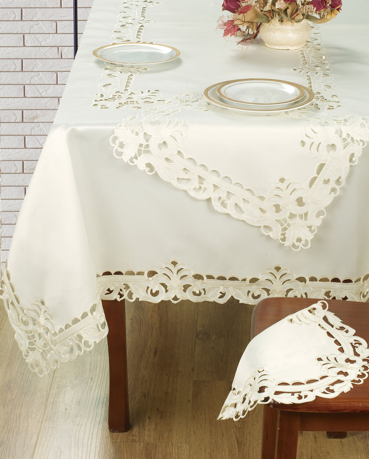 Beige Table Cover - Damarcus Collection - Decozen